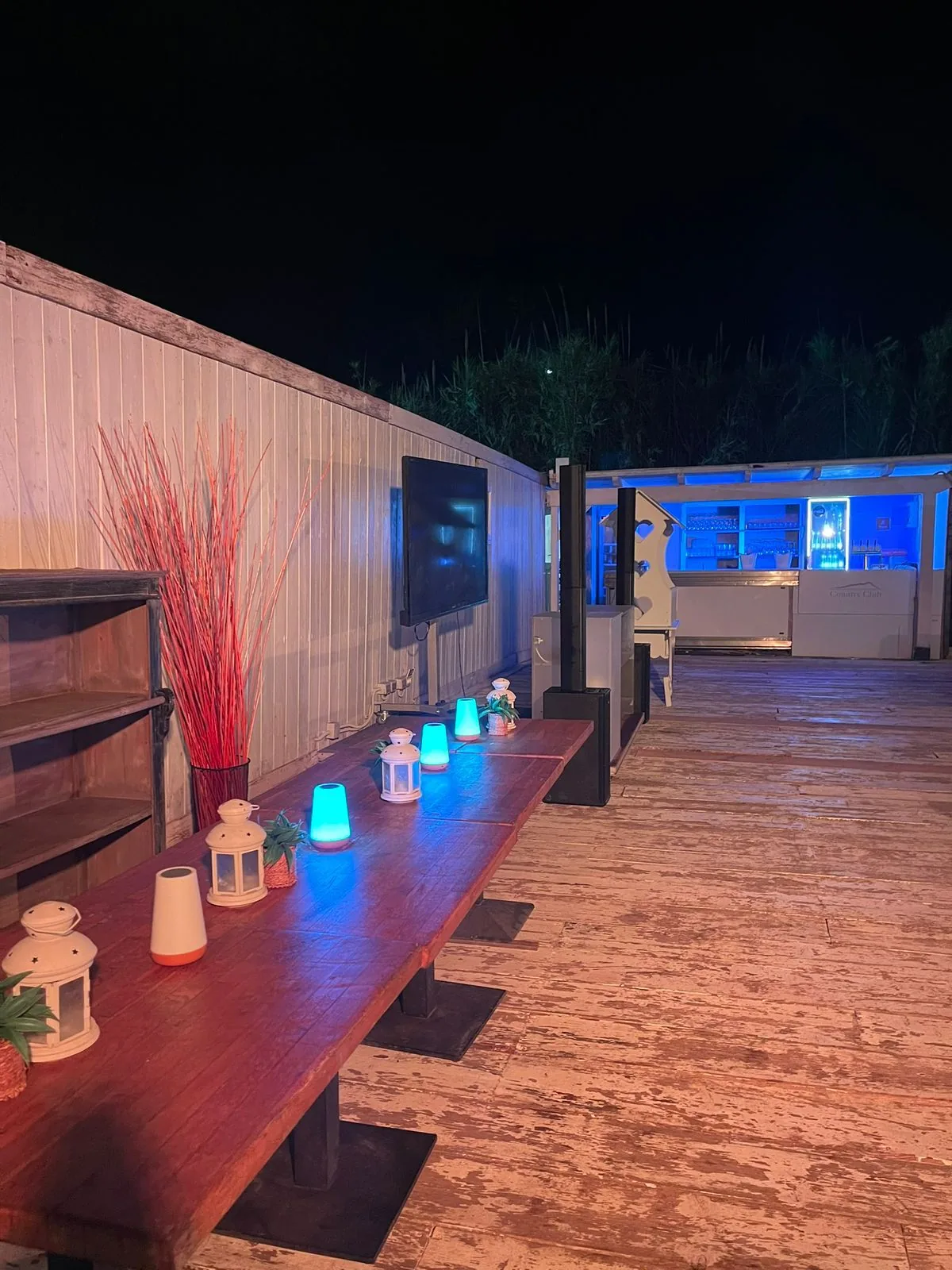 Il bancone bar del Country Club Circeo di sera