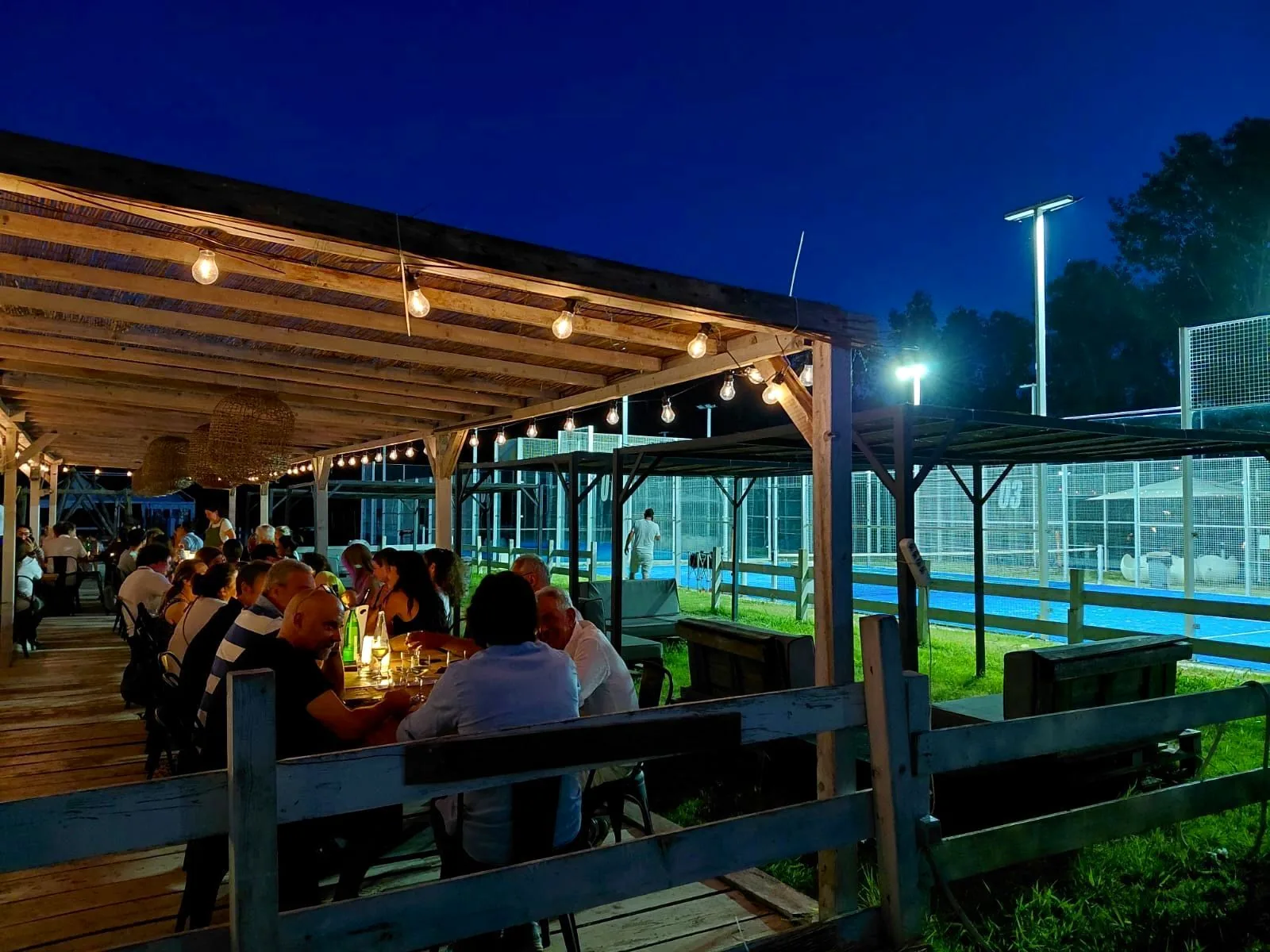 Campi padel illuminati di sera al Country Club Circeo