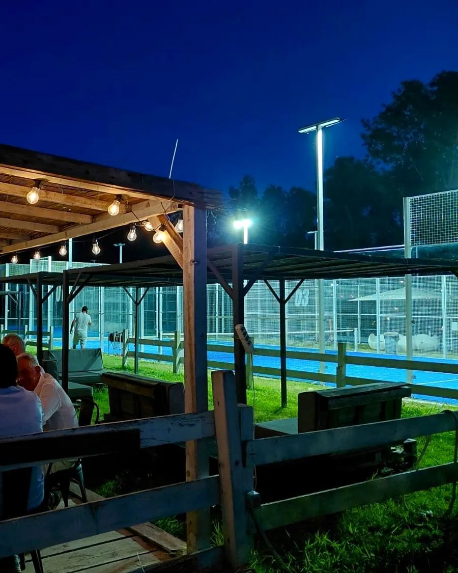 Campo da padel del Country Club Circeo illuminato la sera