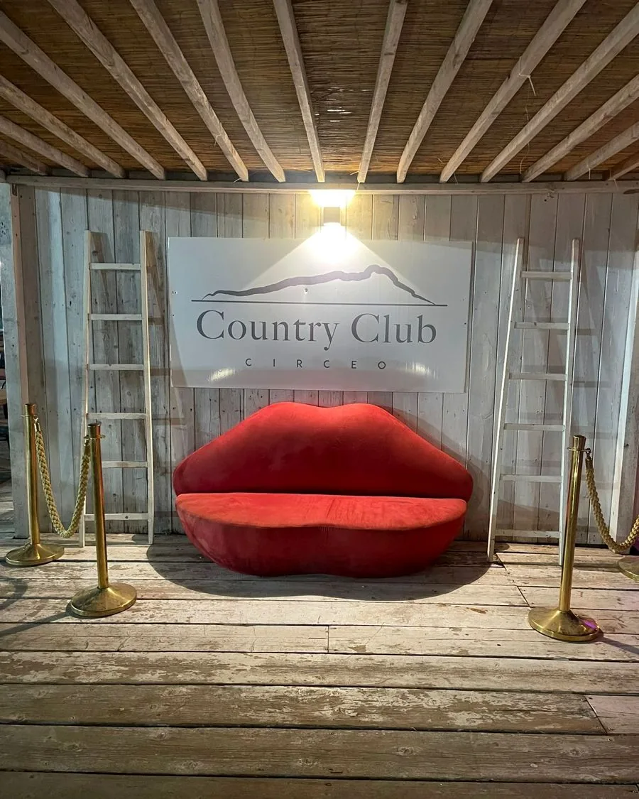 La lounge Kirke con il divano rosso — Country Club Circeo